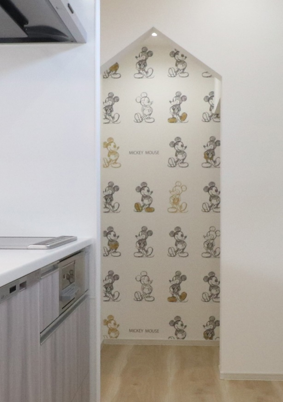 パントリーにミッキーの壁紙をあしらったかわいい家 注文住宅 京都市 の工務店ならnatural Design ナチュラルデザイン