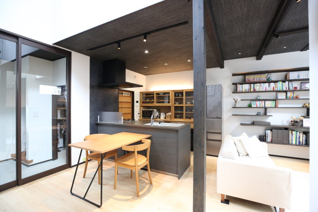 実際のLDKでの家具や小物の配置が分かる写真