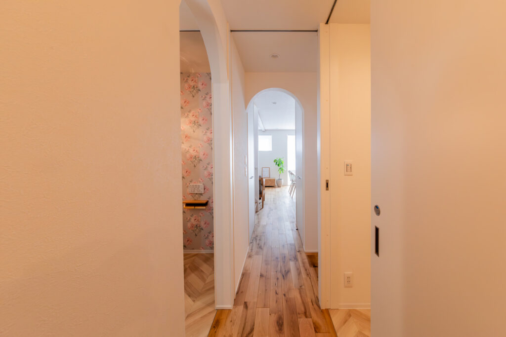 アーチ壁や照明の光の陰影がわかりやすい写真