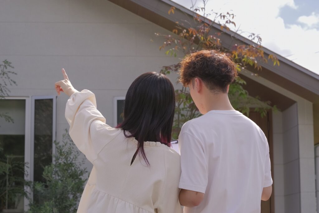 完成見学会での夫婦の見学風景写真