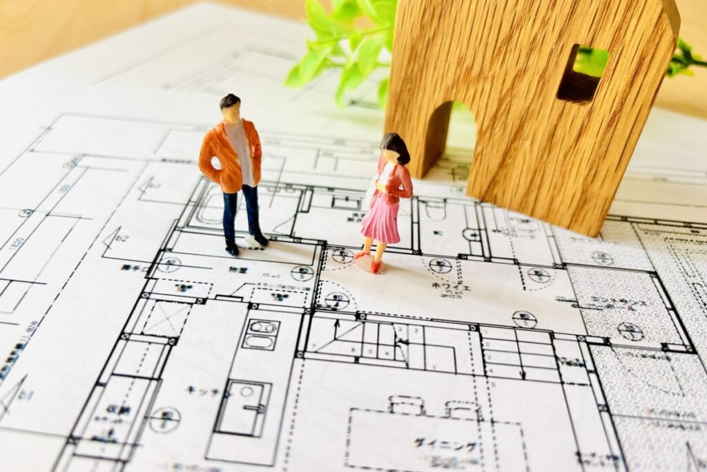 間取り図の上でこれからの生活を想像する様子