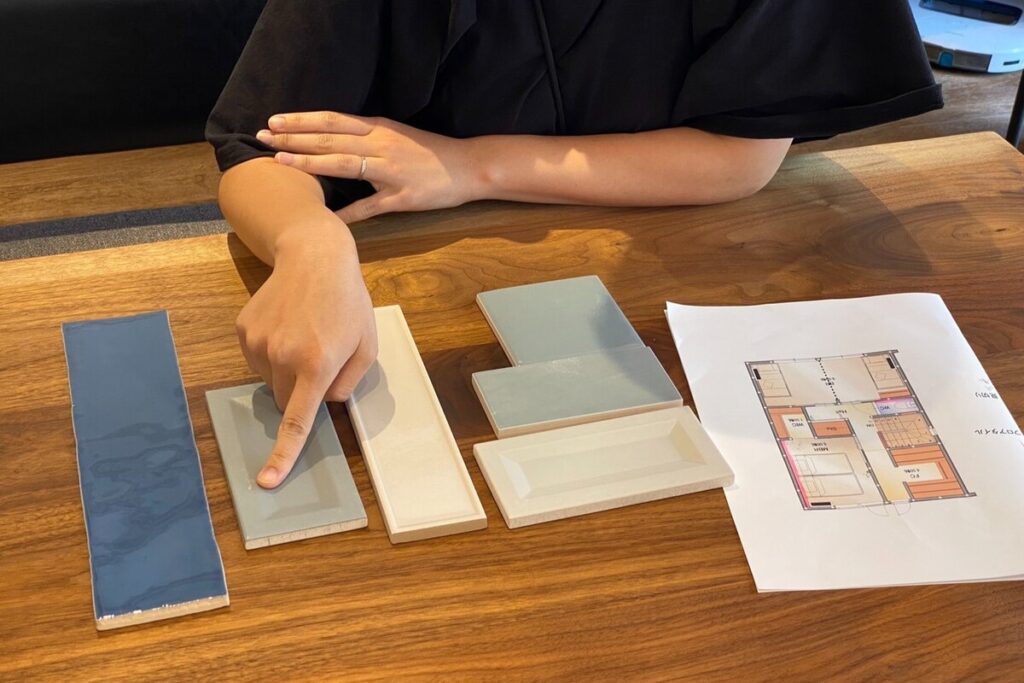 実際に様々なサンプルから、商品を選ぶ写真