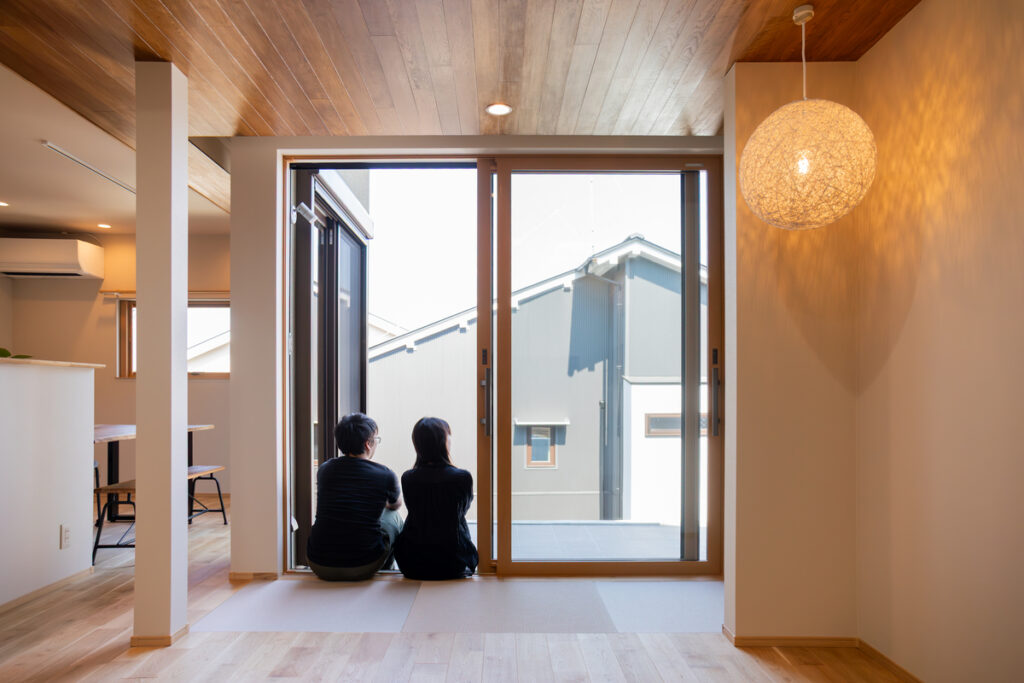 完成した注文住宅のリビングでくつろぐ夫婦