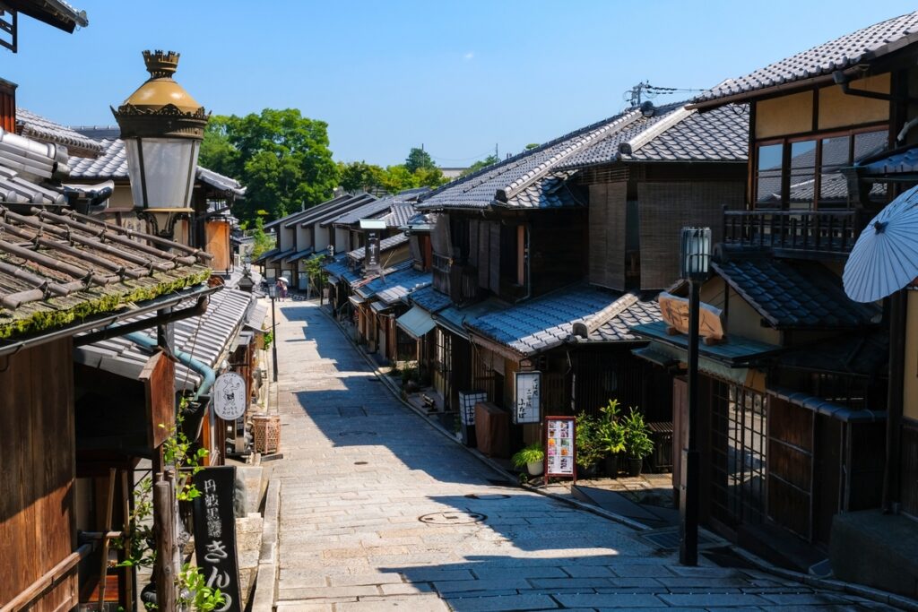 伝統的な京町家の通り。