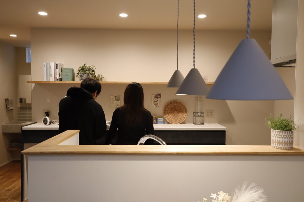 完成見学会でこれからの暮らし方を想像する夫婦。