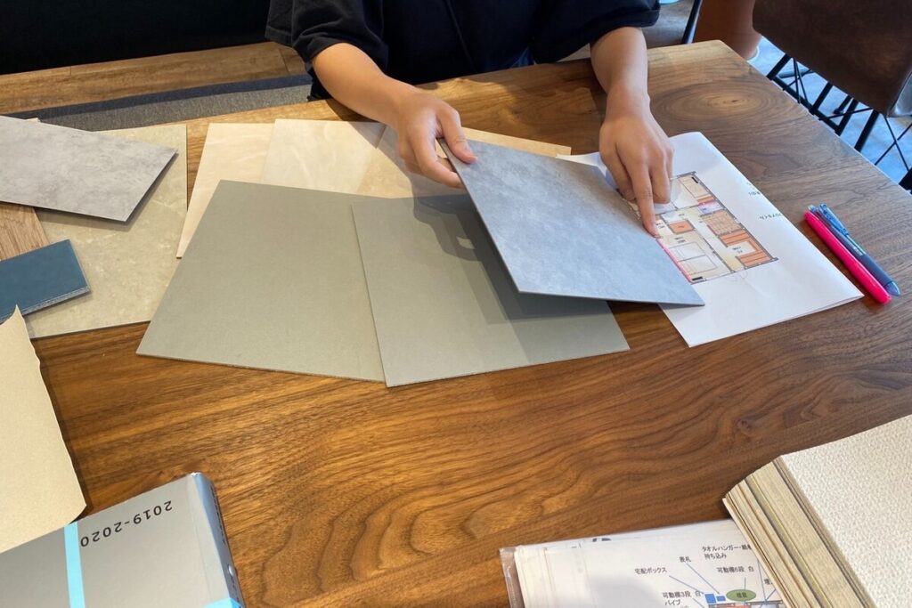 建築建材の色味を検討する様子。