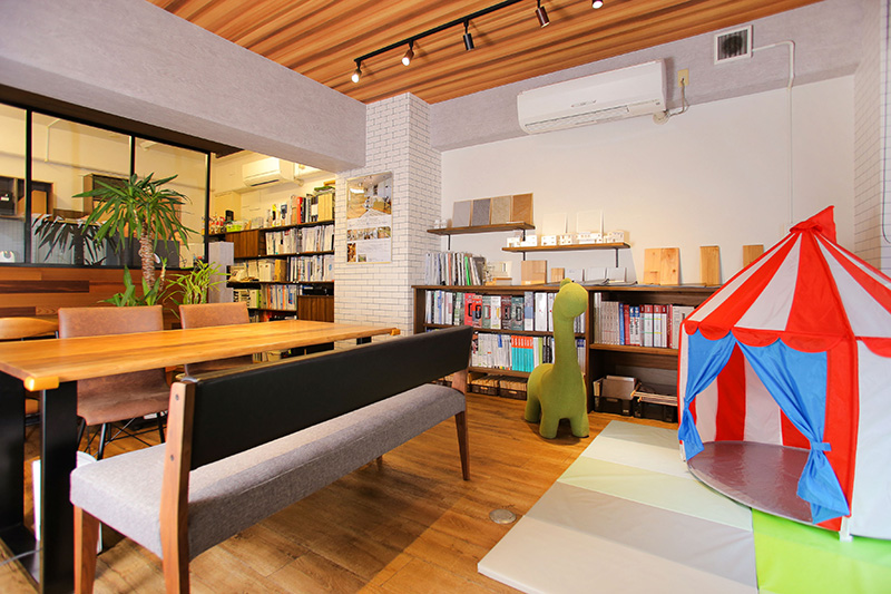 キッズスペースのテントも完備された、ナチュラルデザインの落ち着いた雰囲気の相談室。家族で安心して資金計画の相談ができる空間。
